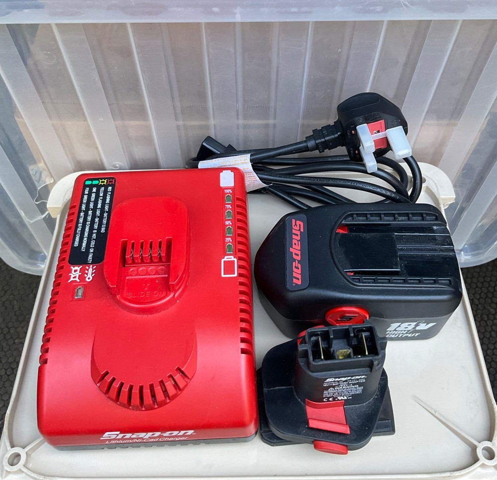 Snap-On Versavolt Model CTPS3918 Cordless Air Compressor & Case & Light