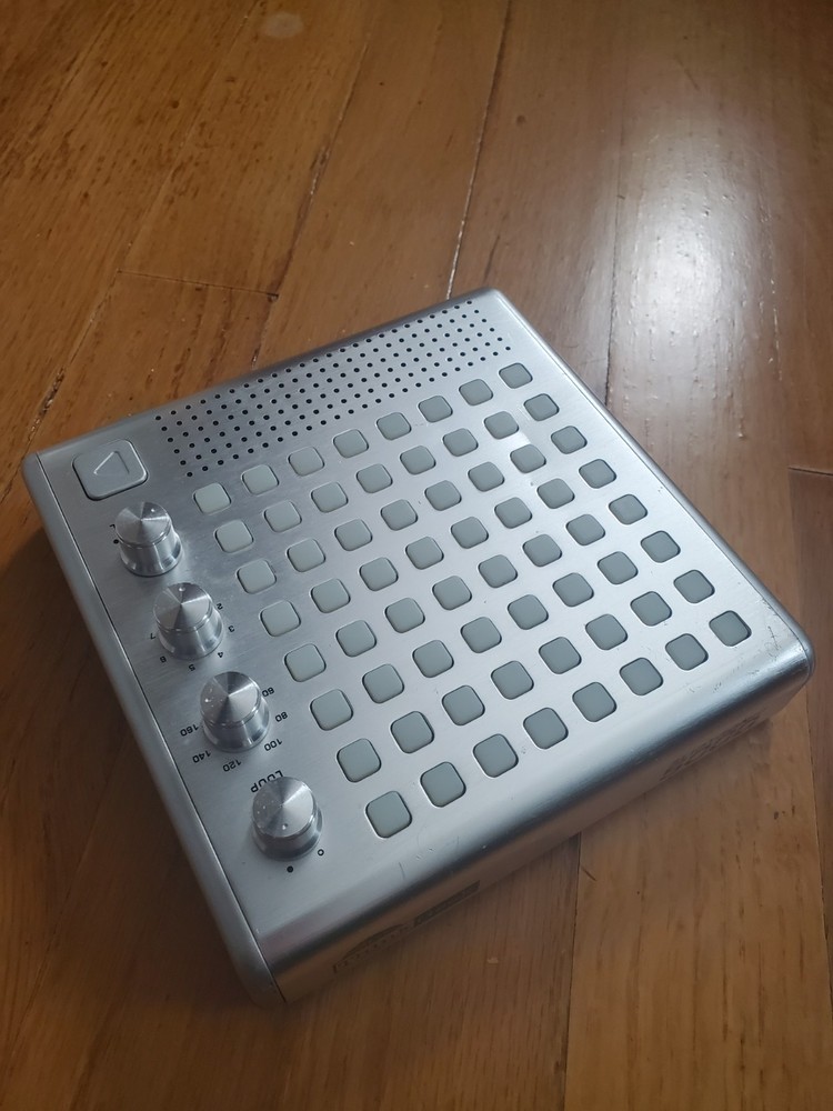 ThinkGeek Bliptronic 5000 Matrix Synthesizer