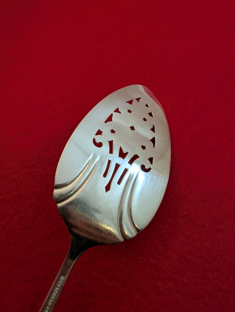 INT'L Silver ETERNALLY YOURS Silverplate Pierced PIE Server READ DESCRIPTION