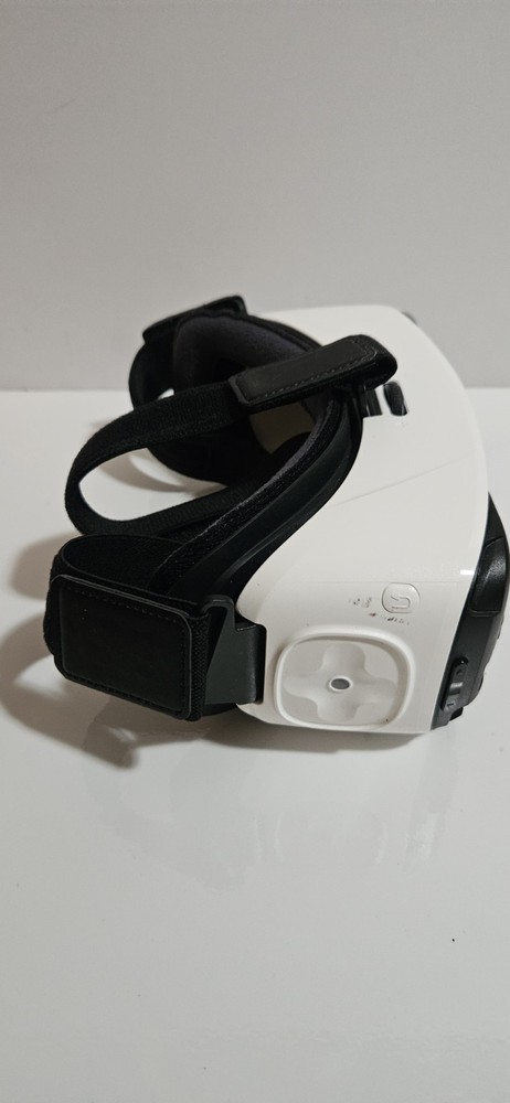 SAMSUNG GEAR VR HEADSET OCULUS SM-R322 MISSING FRONT PLASTIC COVER UNTESTED