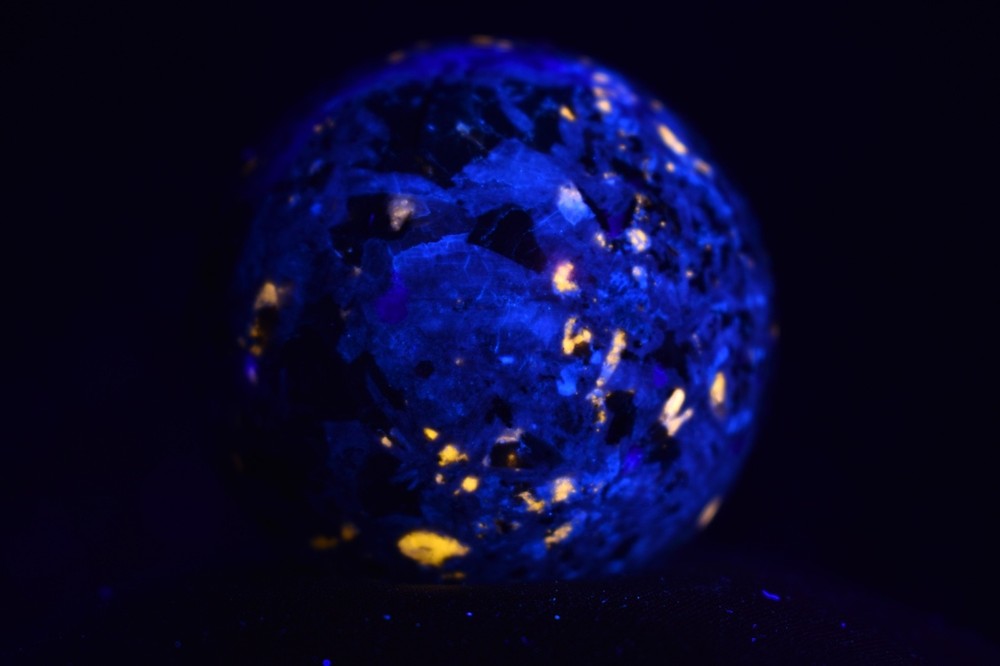1.6" Yooperlite Sphere – UV Reactive Glow Crystal