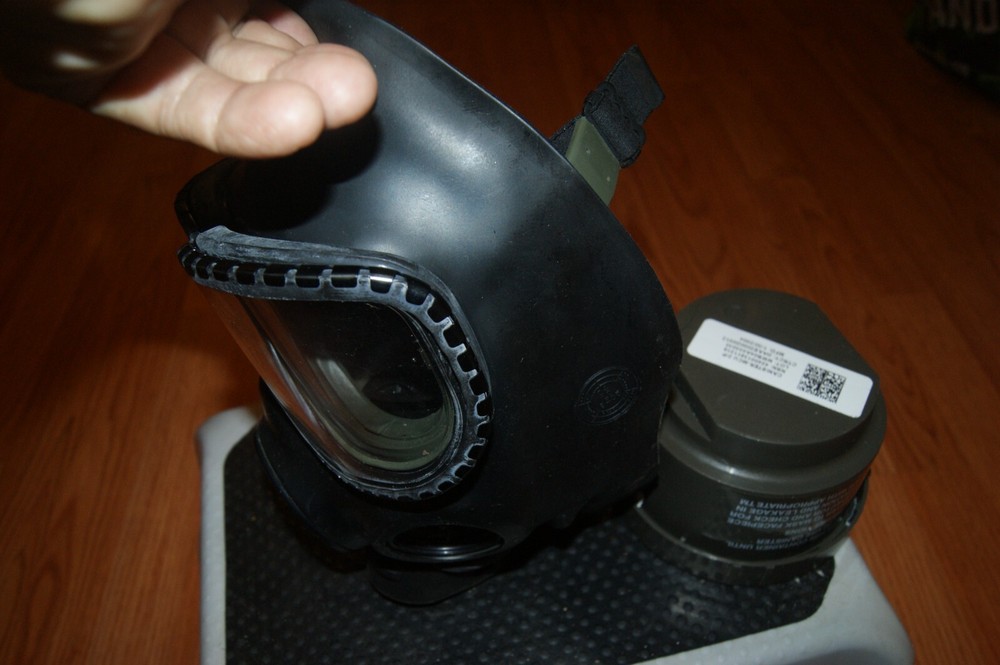 M40 SERIES GAS MASK MEDIUM -LARGE SIZE