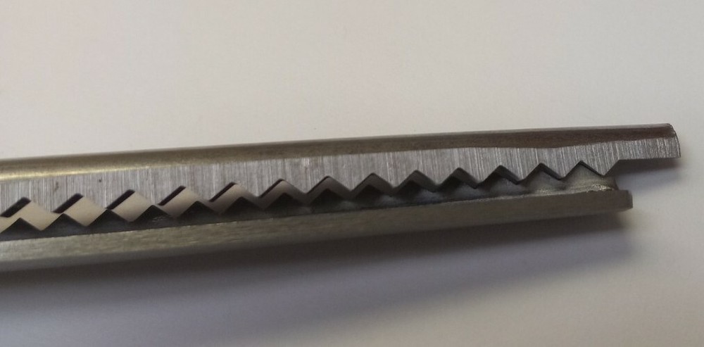 GENUINE FISKARS 9-inch PINKING SHEARS. Nice.