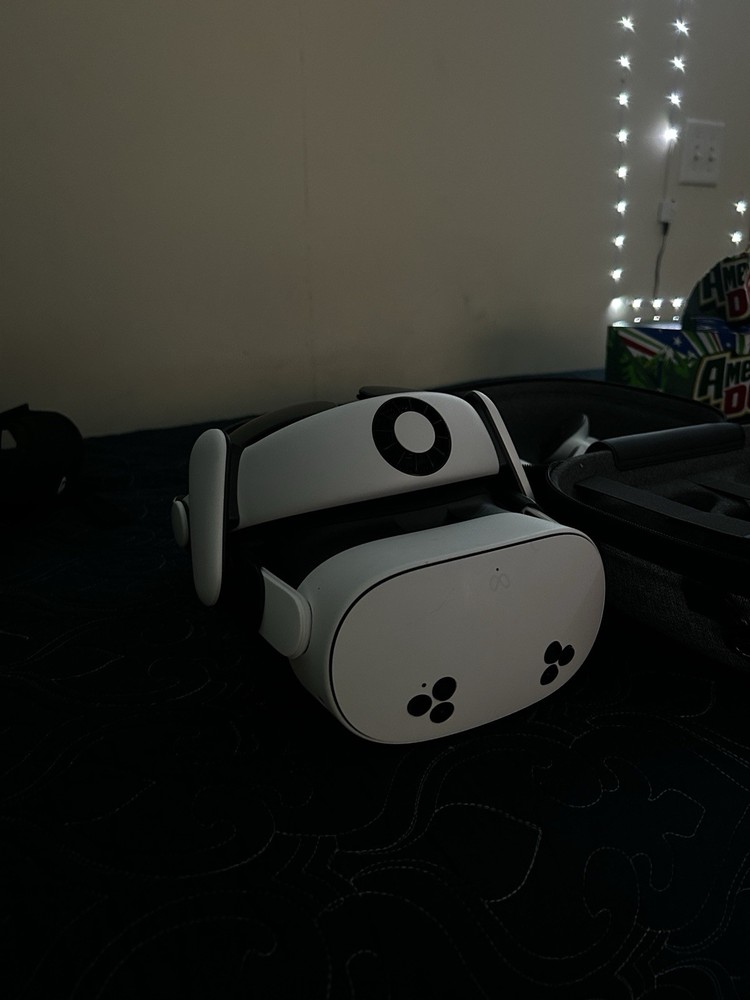 Meta Quest 3s Standalone VR Headset White/Black w/ Controllers, BOBOVR Bundle