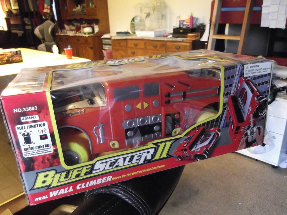 BLUFF WALL SCALER DRIVES ON WALL BY RADIO CONTROLLER   NIB