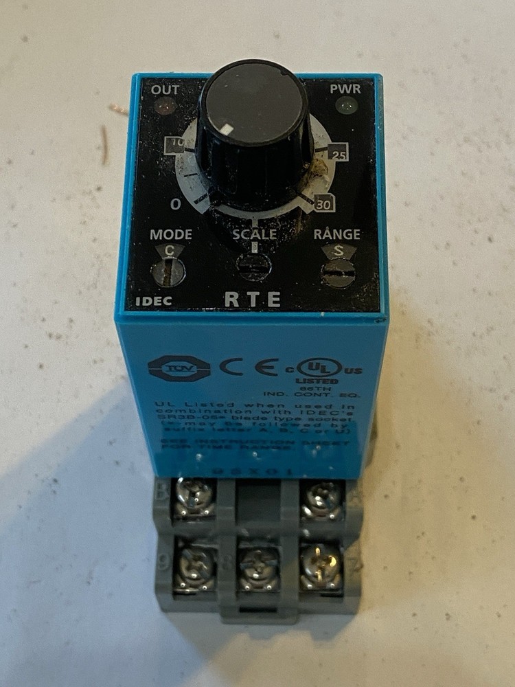 IDEC RTE-B1AD24  Electronic Timer Plug-In with SR3B-05 Relay Socket