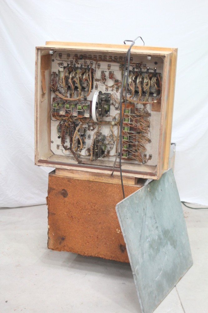 1975 Bally Knockout Pinball Machine- Plays, Needs Some Work