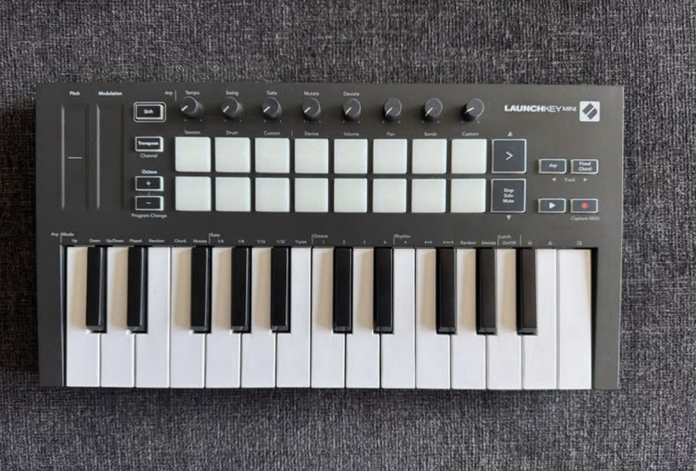 Novation LAUNCHKEY MINI MK3 Keyboard MIDI Controller