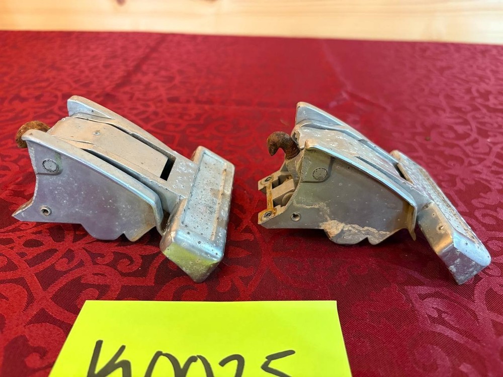 1970 71 MOPAR E-BODY CONVERTIBLE TOP LATCH PAIR