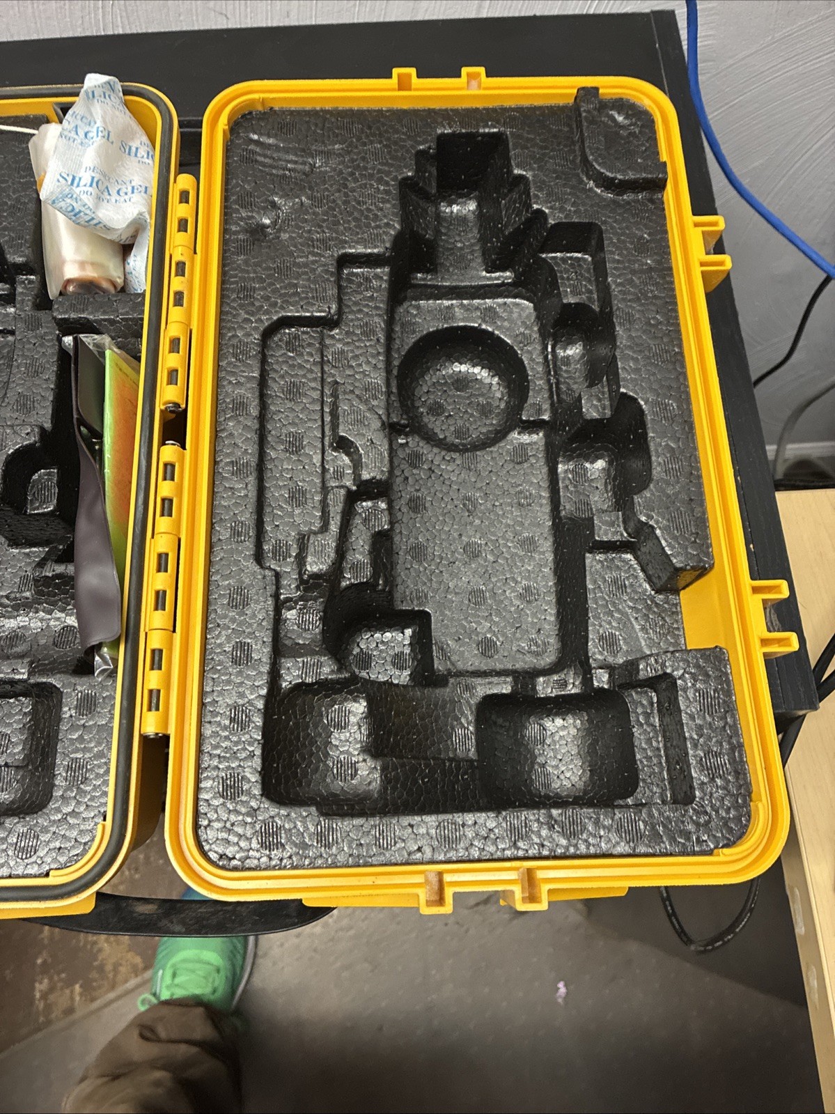 TOPCON DT-20B DIGITAL THEODOLITE, THE BATTERY DOES NOT CHARGE