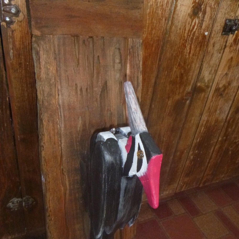 Woodpecker mechanical door knocker