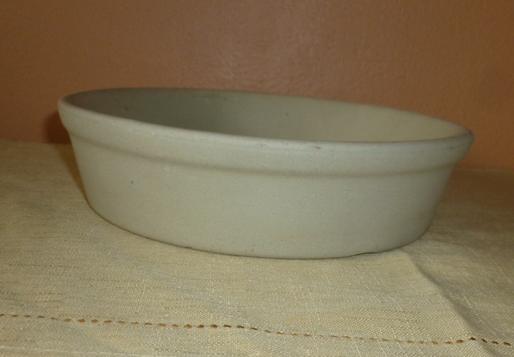 Pampered Chef 8 Inch round Mini Baker Stoneware Baking Stone 2" Deep