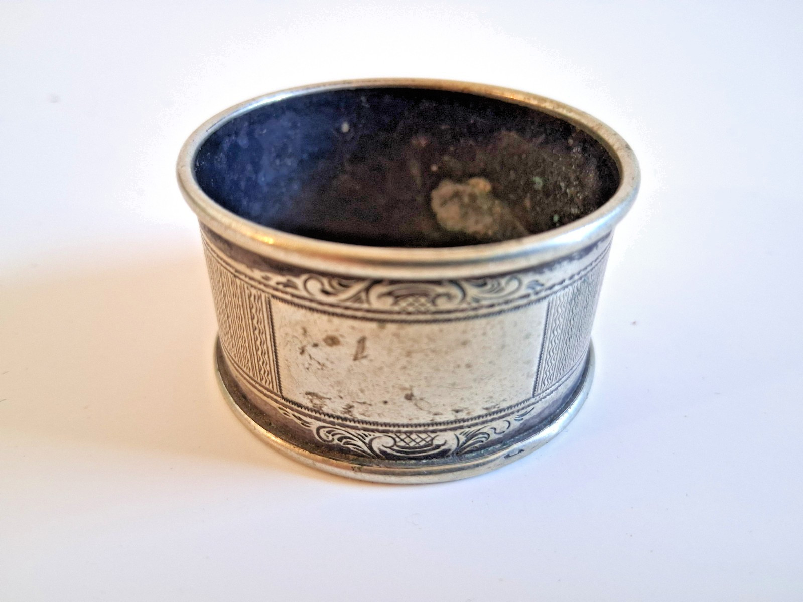 ANTIQUE MEDALLION HELMETED COIN SILVER NAPKIN RING - 26.4 GRAMS - NO MONOGRAM