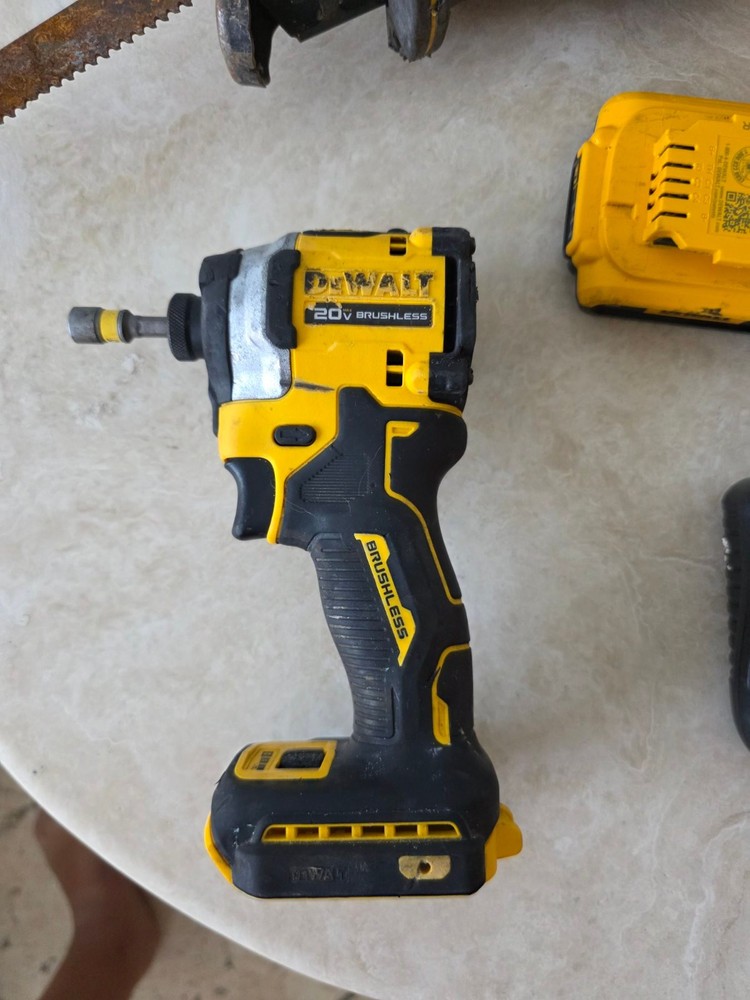 DeWalt DCS382, DCF850, DCB107