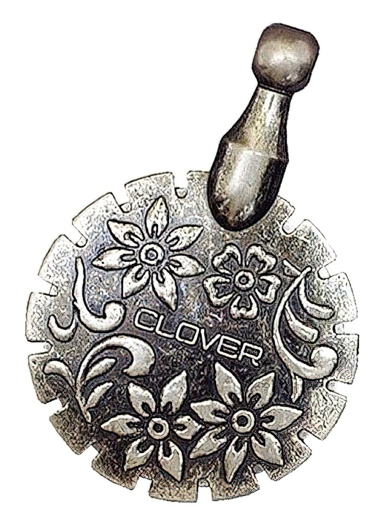Clover Thread Cutter Pendant - Antique Silver