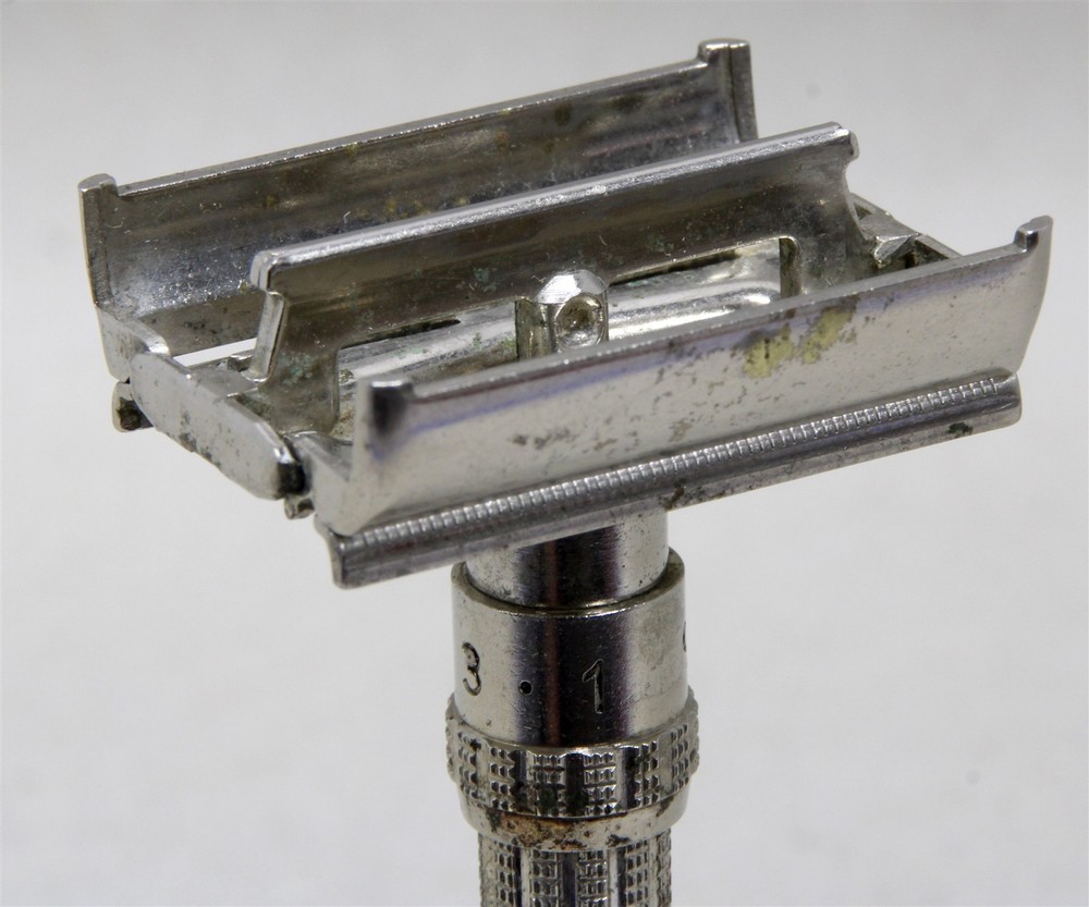 1967 GILLETTE Slim Adjustable Safety Razor Chrome M2 Date Code w/Simplex Blade