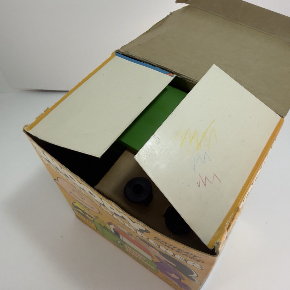 Kenner Snoopy Battery Powered Pencil Sharpener Peanuts 1973 Plastic with Box