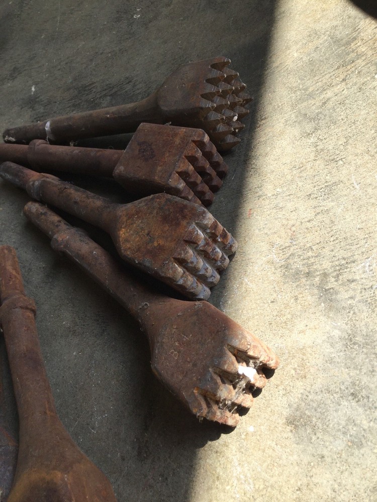 7 Bushing Bits & Chisels, SDS Max, Oval Lockong Mechanism