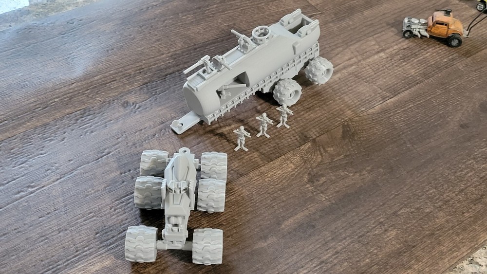 BIG HUGE WAR RIG, 3d printed. Wheels do roll.