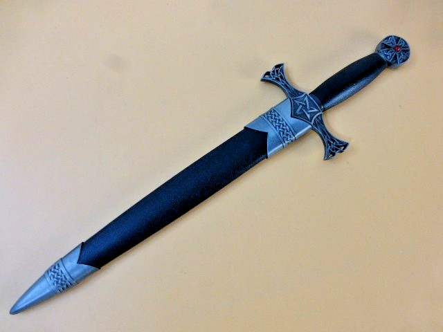 Knotted Celtic Dagger Replica Unsharpened New in Box