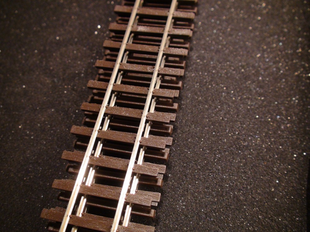 ON30 Micro-Engineering #10-138 ON30 SCALE Code 83 Flex Track NON WEATHERED