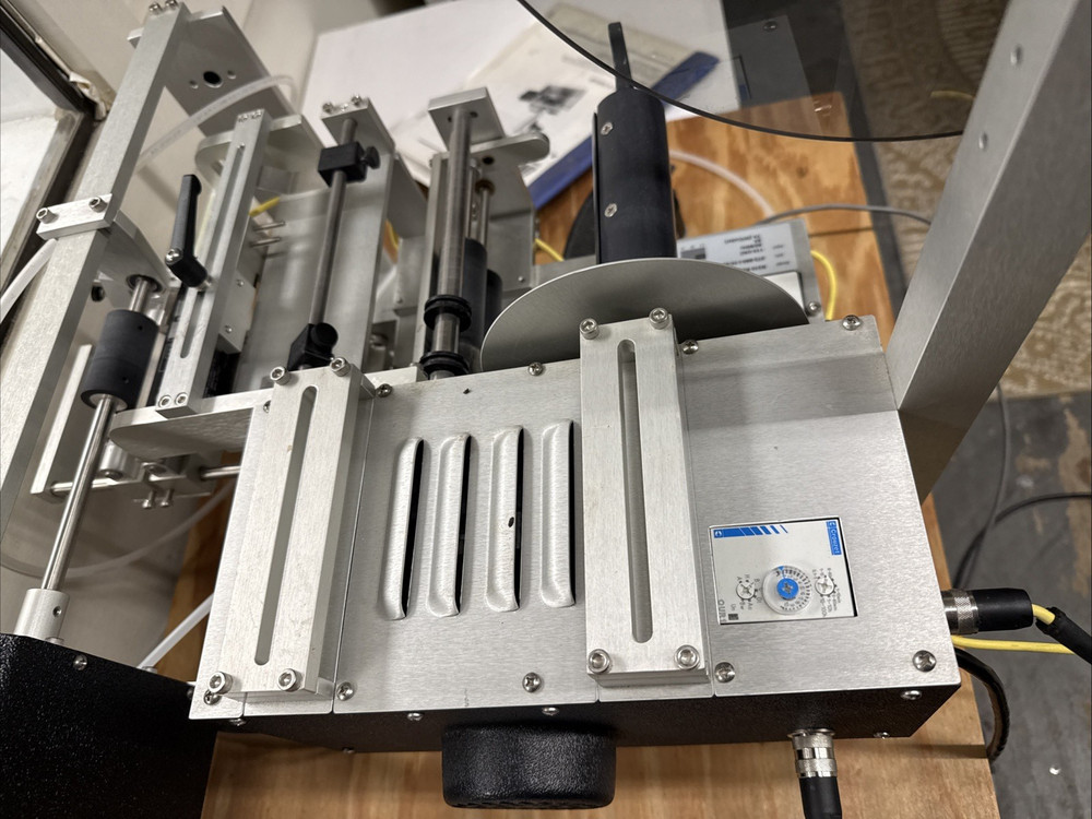 Universal R310 Round Product Semi-Automatic Labeling Machine