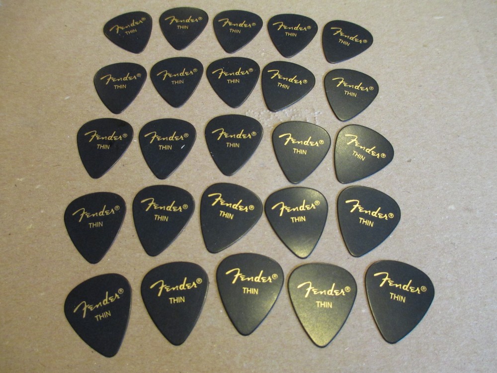 25 FENDER GUITAR PICKS - 351 TYPE IN BLACK - THIN