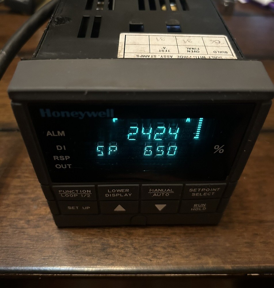 HONEYWELL DC330 Temp Controller. Model DC330B-EE-000-20-000000-00-0