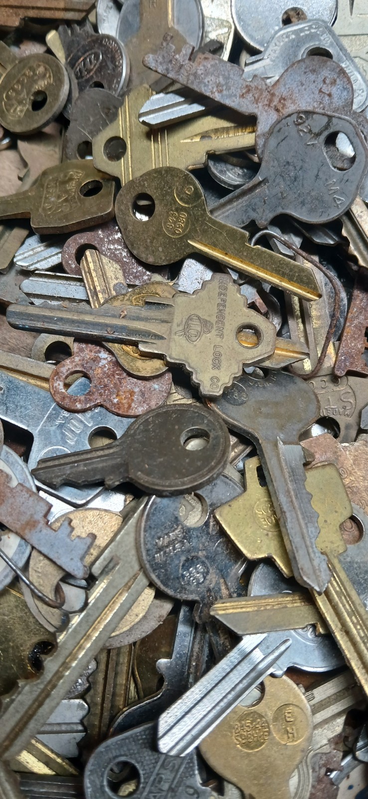 Large Lot 100 Miscellaneous Vintage Keys Padlocks Drawers Doors RANDOM 100 KEYS