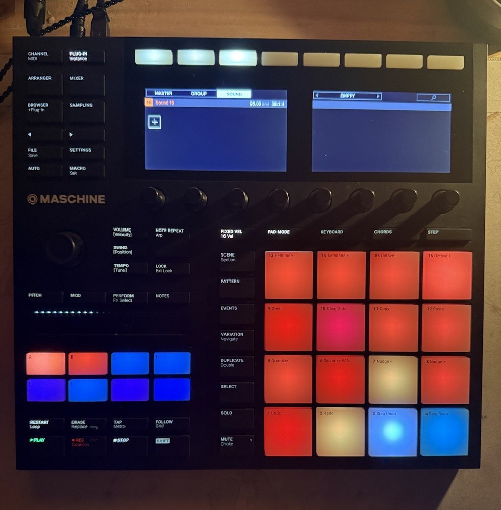 Native Instruments MASCHINE MK3 Sampler & Sequencer 16 Pad Triggers Black