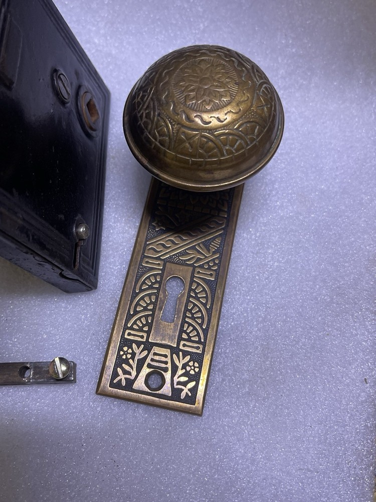 Antique Set Of Reading Hardware Co. Windsor Design Brass Knobs