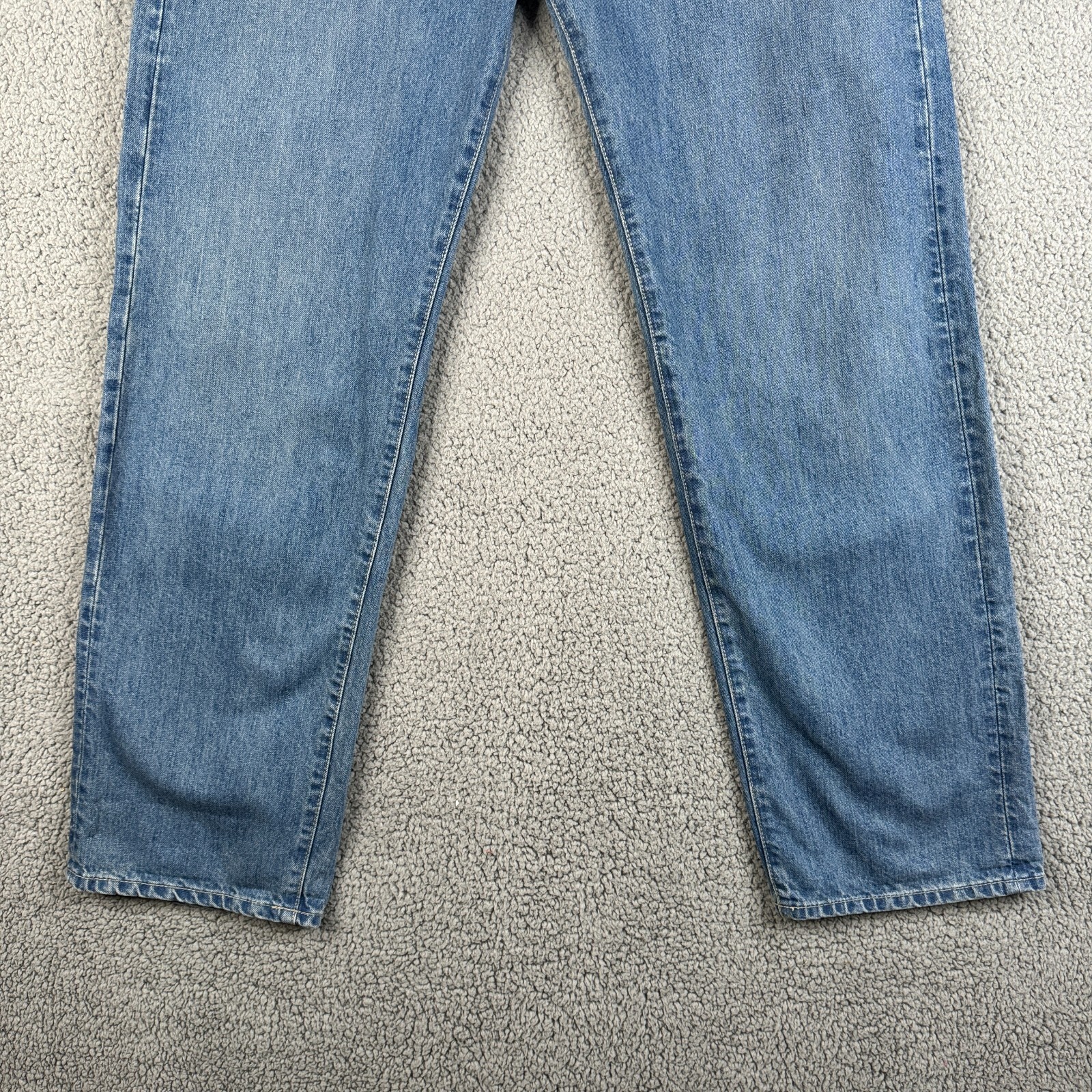H&M Jeans Mens Size 33x33 Medium Wash Relaxed Fit 100% Cotton Button Fly NWT