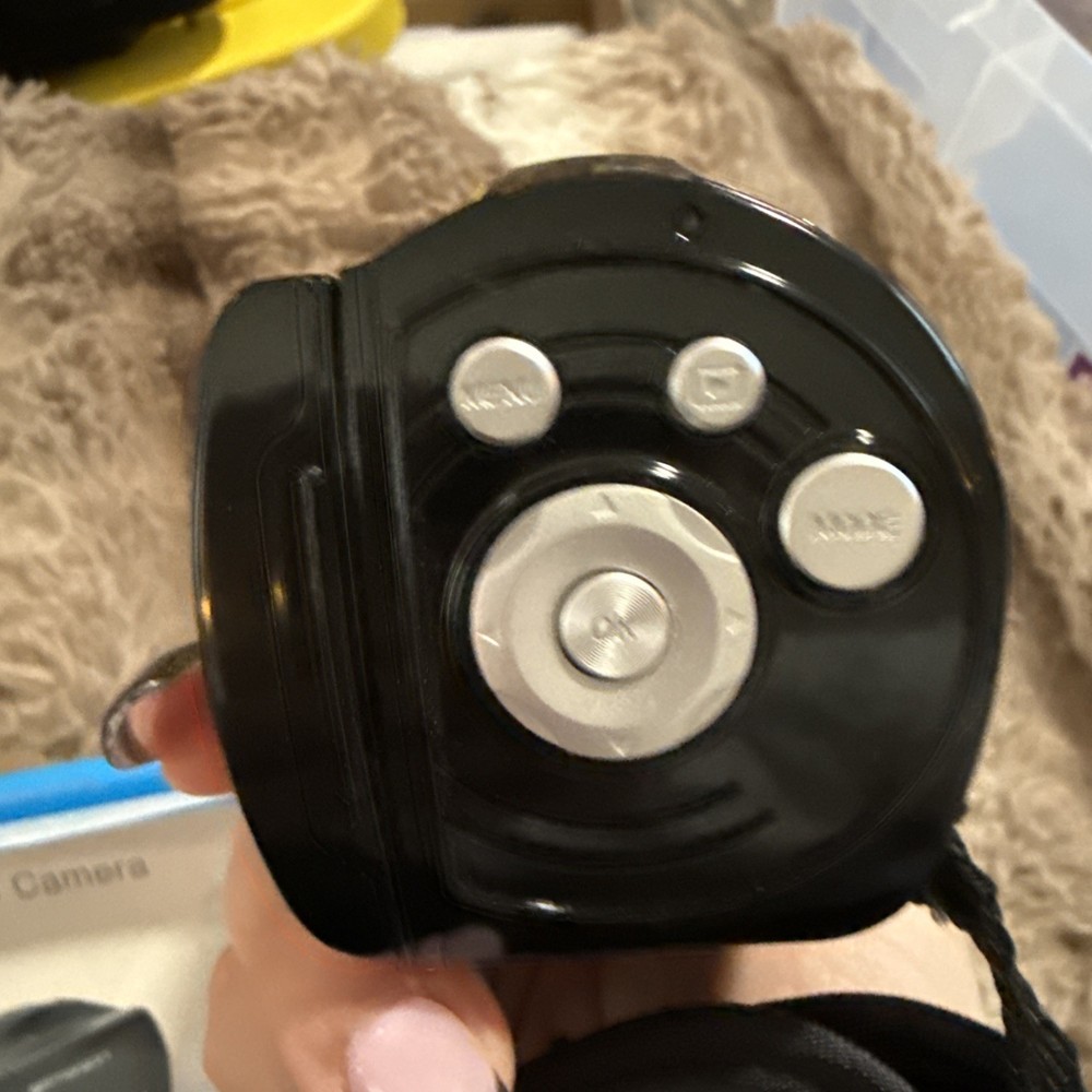 Emerson Evc 720 Digital Video Camera-UNTESTED comes with case