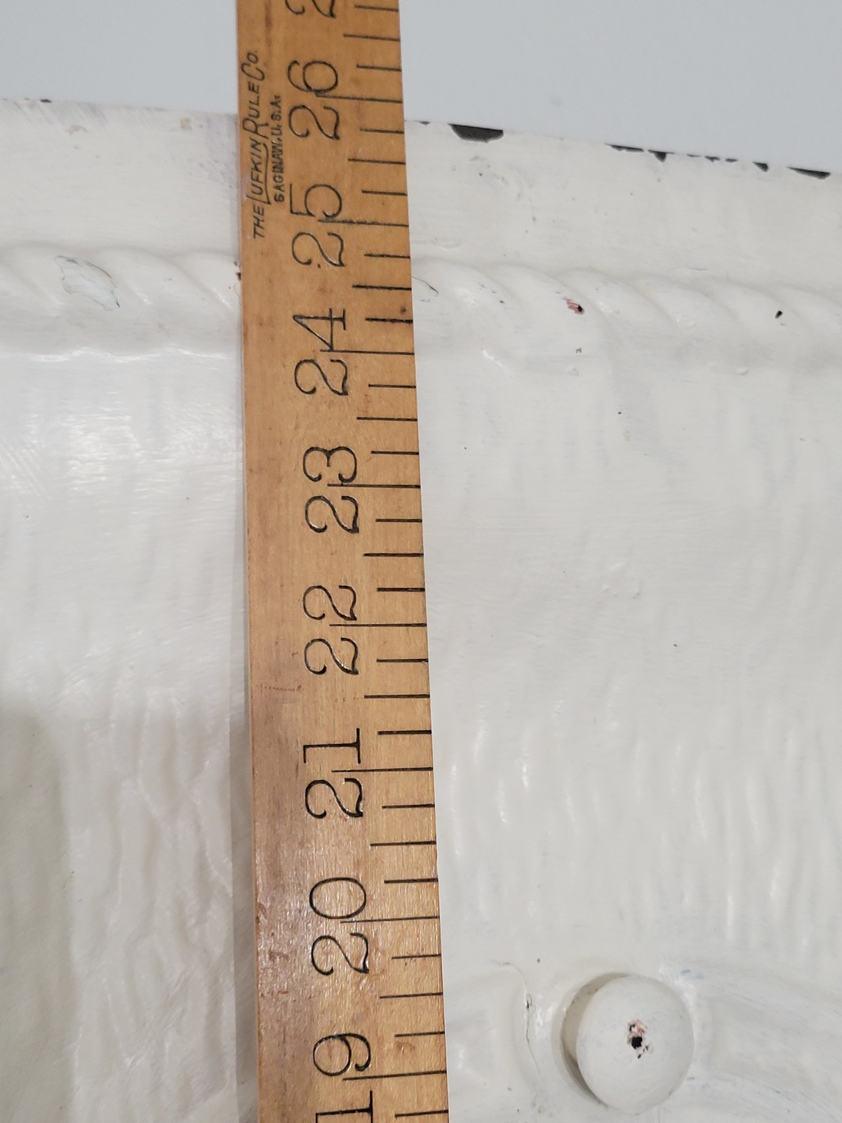 EXQUISITE~ CHIPPY WHITE ANTIQUE ART NOUVEAU LADY TIN FIREPLACE SUMMER COVER 26"