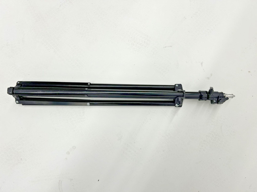 Universal Light Stand: Precision-Engineered, Fully Adjustable Stability