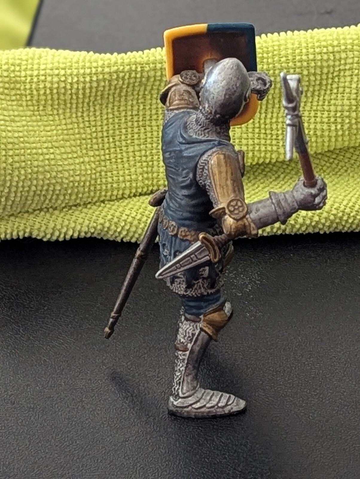 AWESOME SCHLEICH WARRIOR MEDIEVAL W/ SHIELD & SWORD READY FOR BATTLE MFG 2003