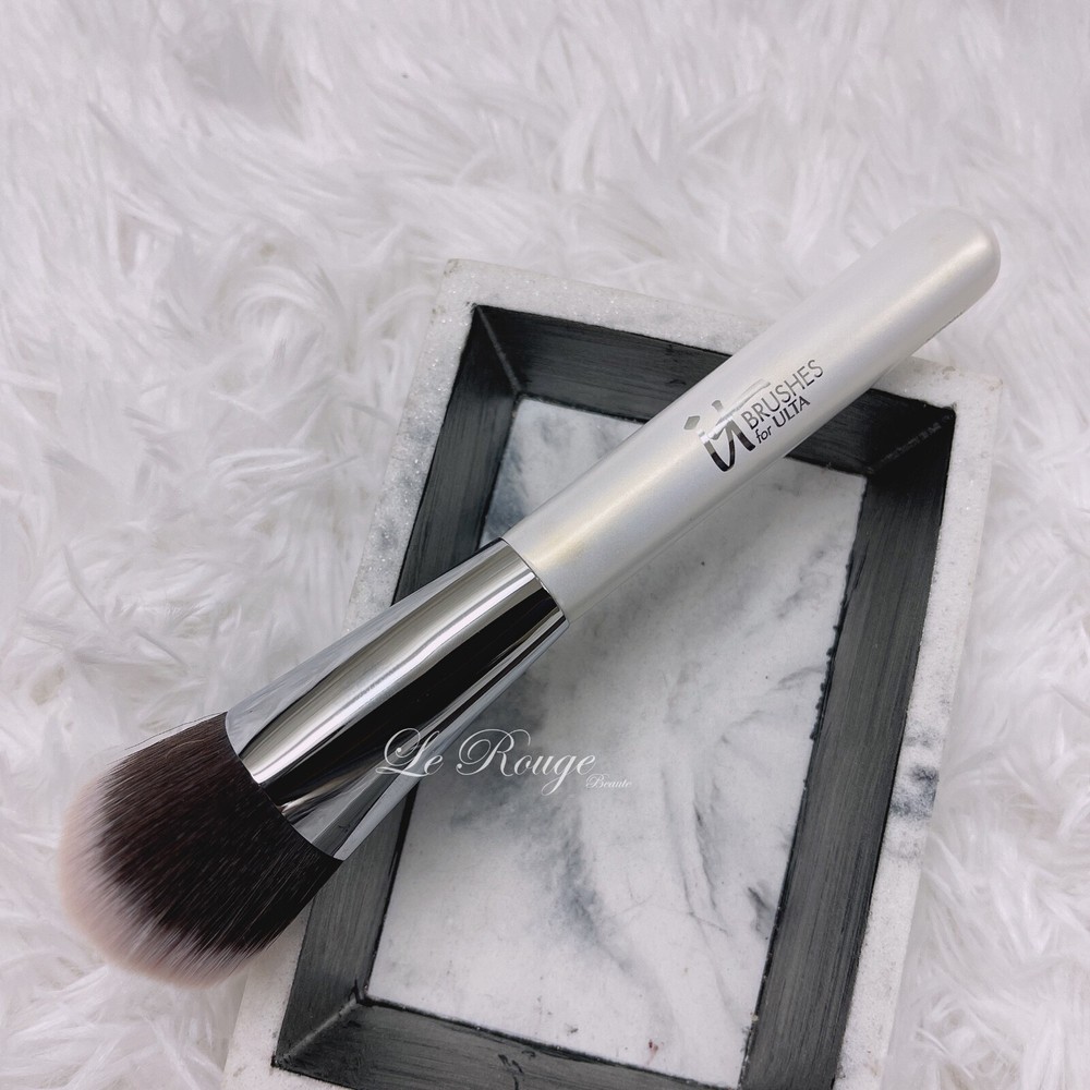 It Cosmetics #77 Full Coverage Complexion Brush * Triangle Flat Top Foundation