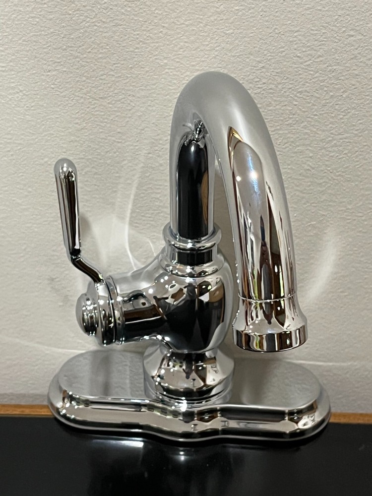 Single Handle Bathroom Faucet in Chrome Finish
