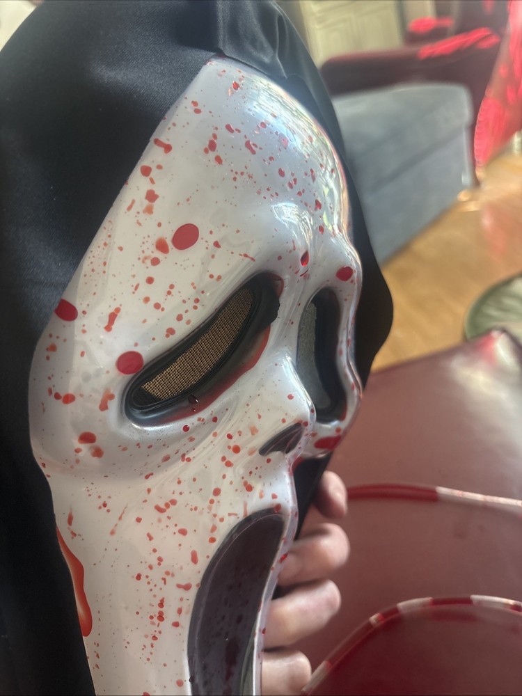 Scream Mask Ghostface with Pumping Blood Heart