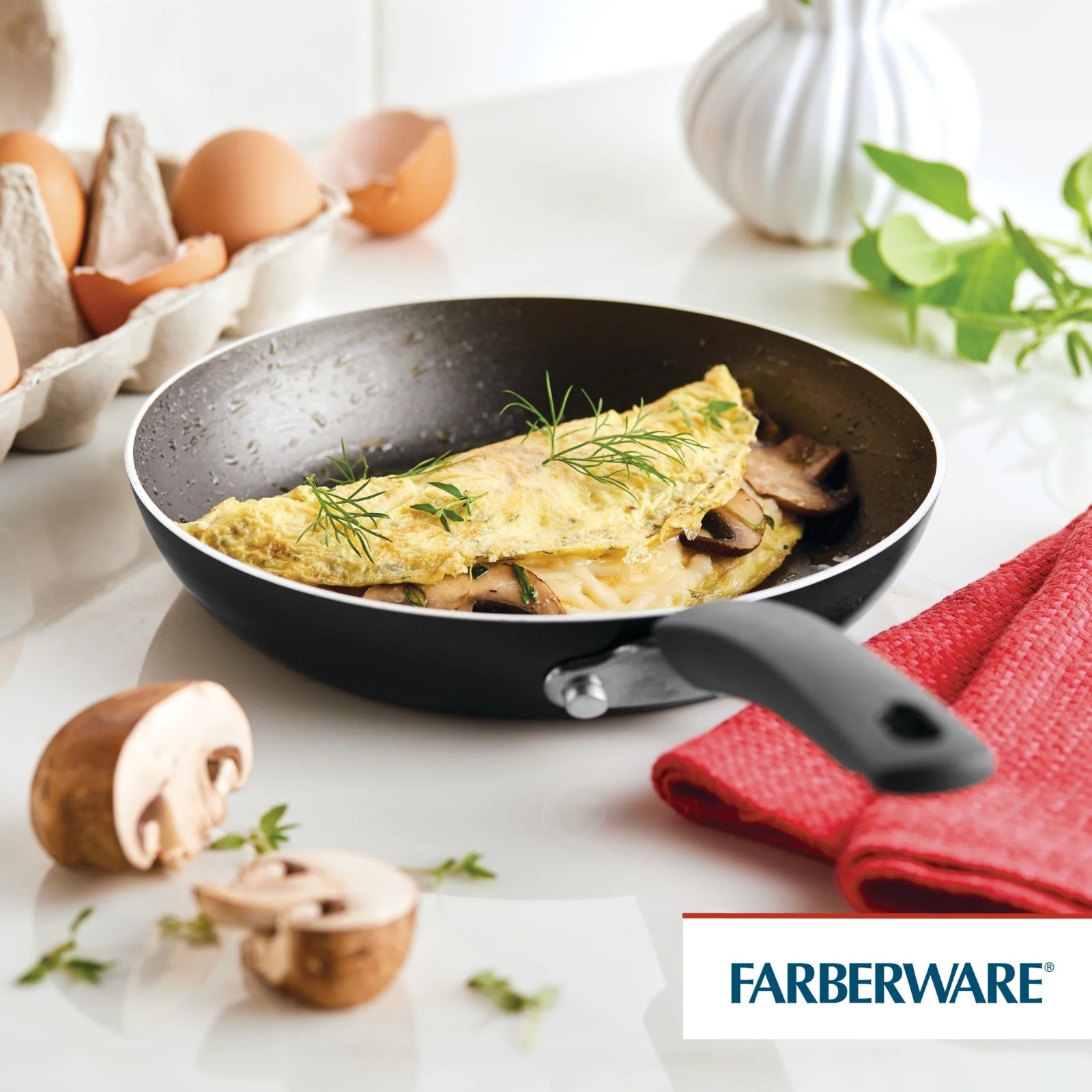 Farberware Easy Clean 8 Inch Nonstick Frying Pan / Skillet, Dishwasher Safe, Bla