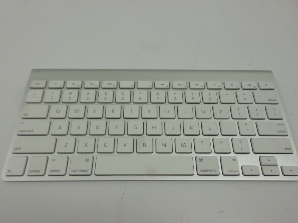 Apple A1314 Wireless Keyboard - Silver