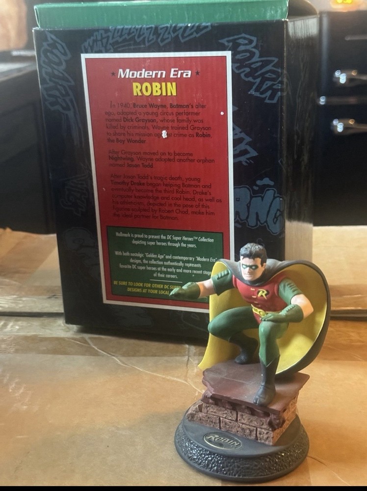 Hallmark Modern Era Robin. 1996 With Box