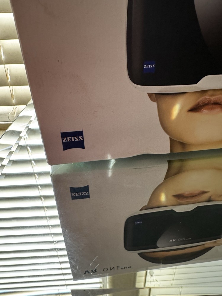 Zeiss - VR One Plus Headset - Virtual Reality Goggles