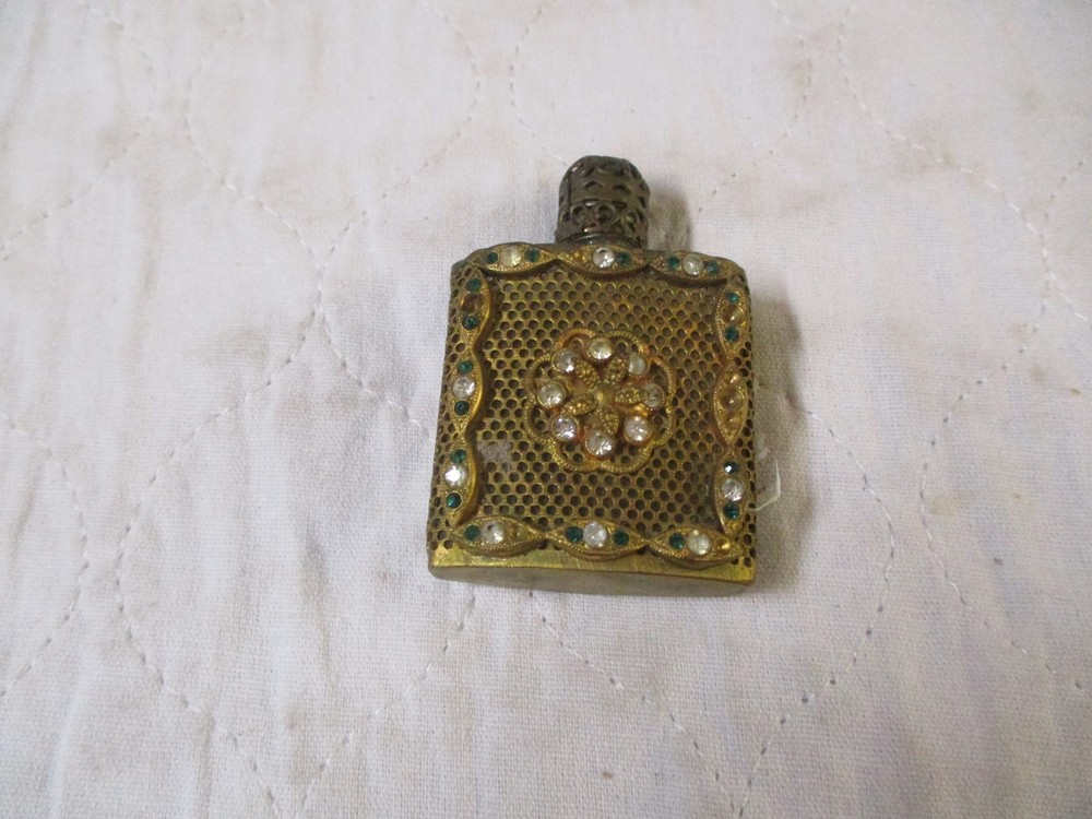 ANTIQUE DECORATIVE PERFUME BOTTLE