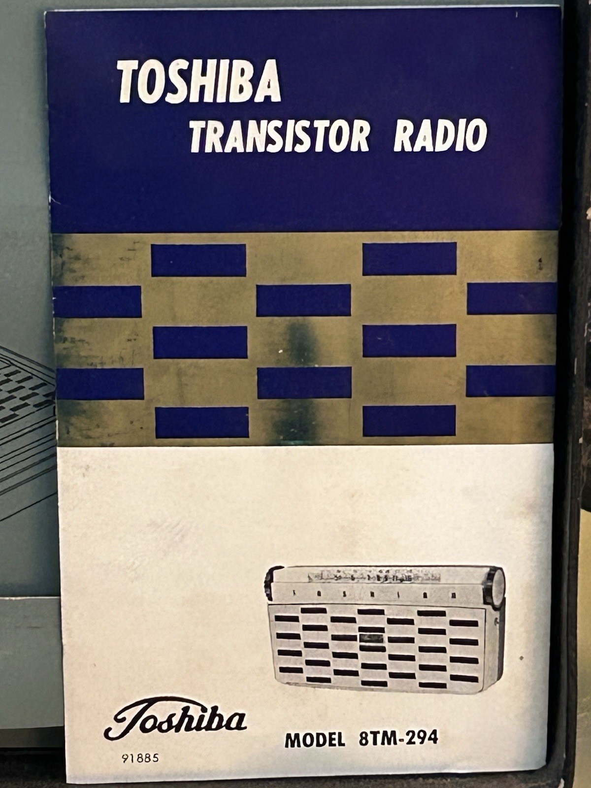 Vintage Toshiba 8TM-294 transistor radio box with accessories