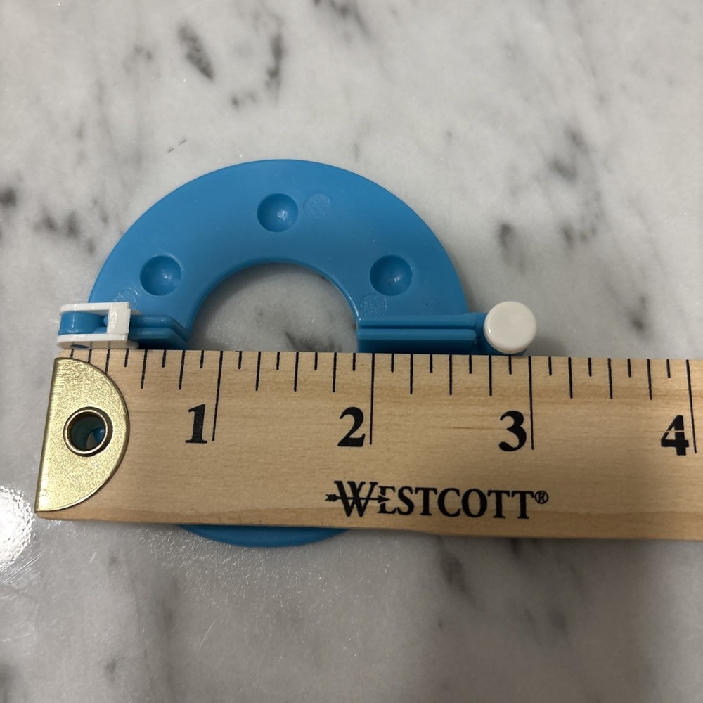 Yarnology & Boye PomPom Maker Assorted Sizes With Instructions