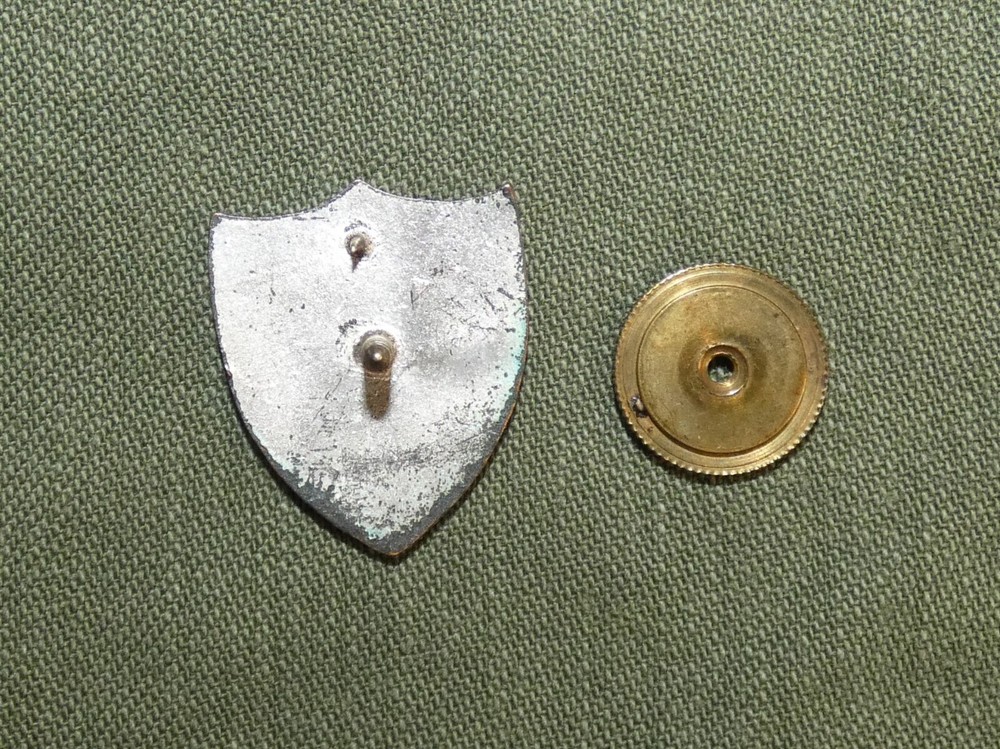 Original WW2 11th Infantry Regiment DUI Unit Crest (screw back)