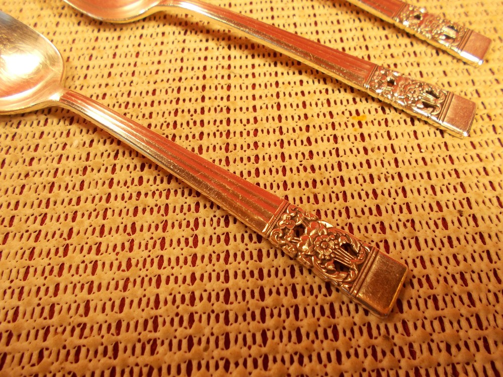 Oneida Silverplate Flatware Coronation Pattern Set of 4 Teaspoons 6 1/8"