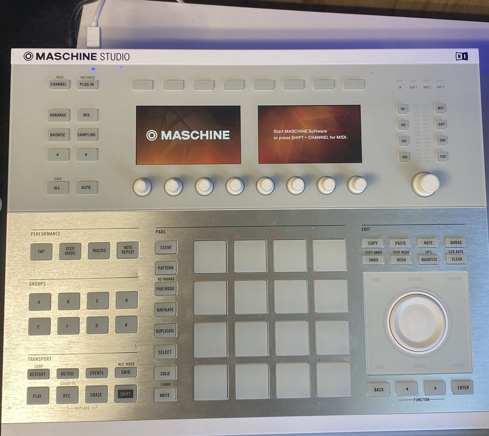 Native Instruments MASCHINE STUDIO White, 16 Pads, USB, + Software & Clear Cover