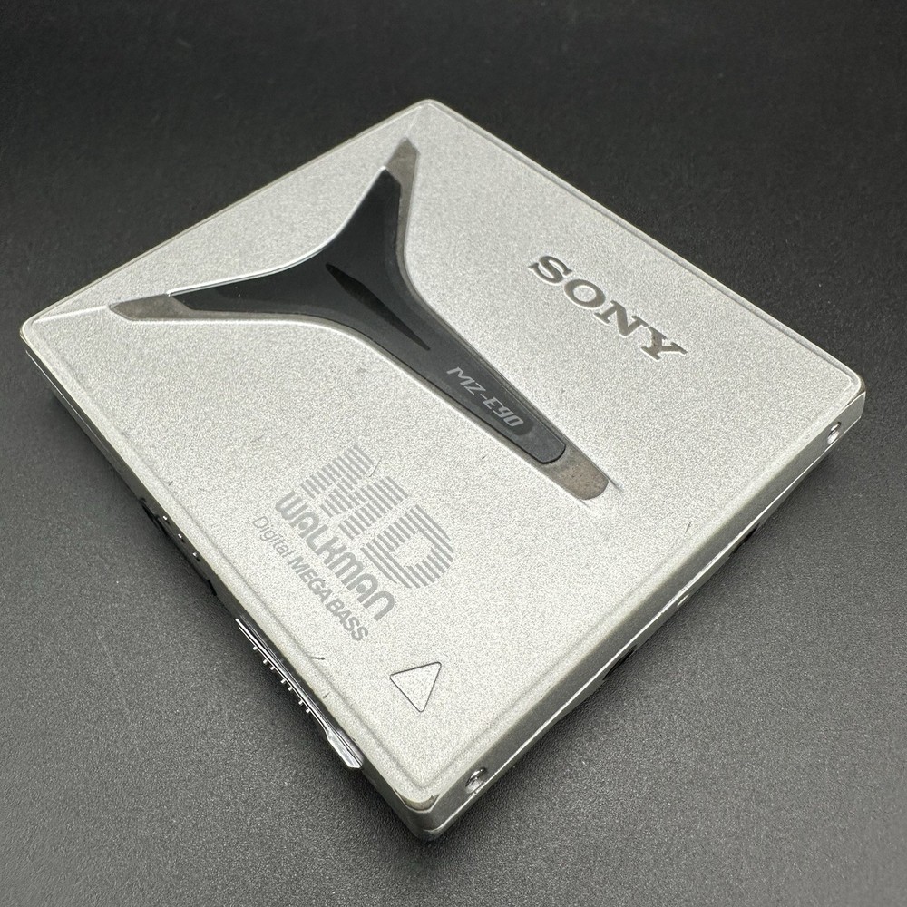 SONY MZ-E90 Minidisc Player Tested silver with Remote & AA Battery slider